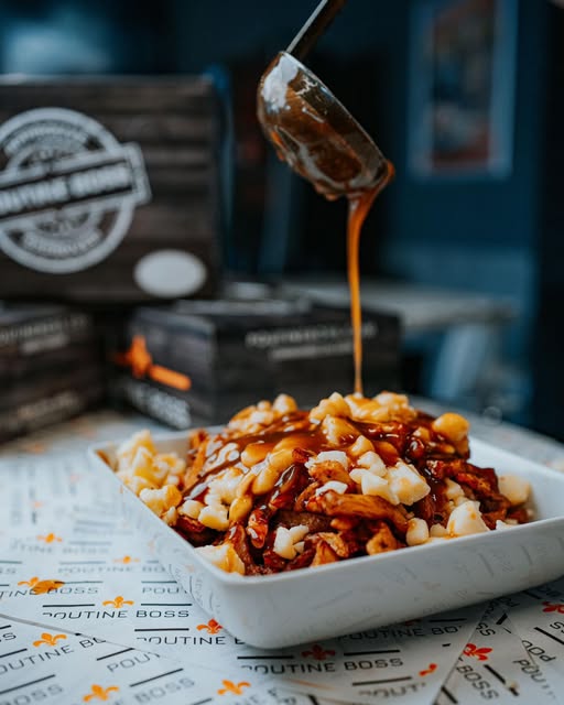 Une poutine généreuse, fraîche de la cuisine